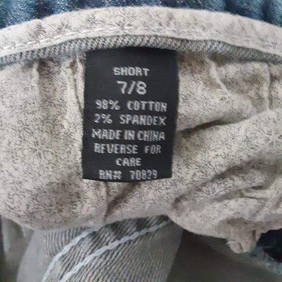 Premiere by Rue 21 Jeans Womens Size 7/8 Short Distressed Whiskers Flap Pockets - Picture 3 of 8